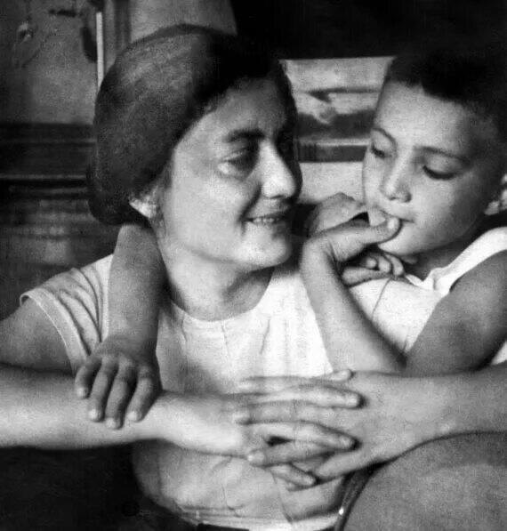 Маленький Георгий с мамой