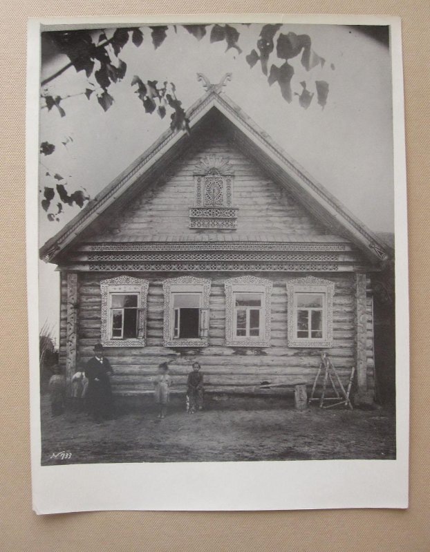 Жилой крестьянский дом (изба) в селе Игнатово (д. Игнатьево(?), сейчас - р-н Восточный в Звенигороде). Московская обл. Главный фасад. Национальный архив Роскаталог РФ. Кат. Барщевского: №733.Постороен примерно в 1880-1896 гг