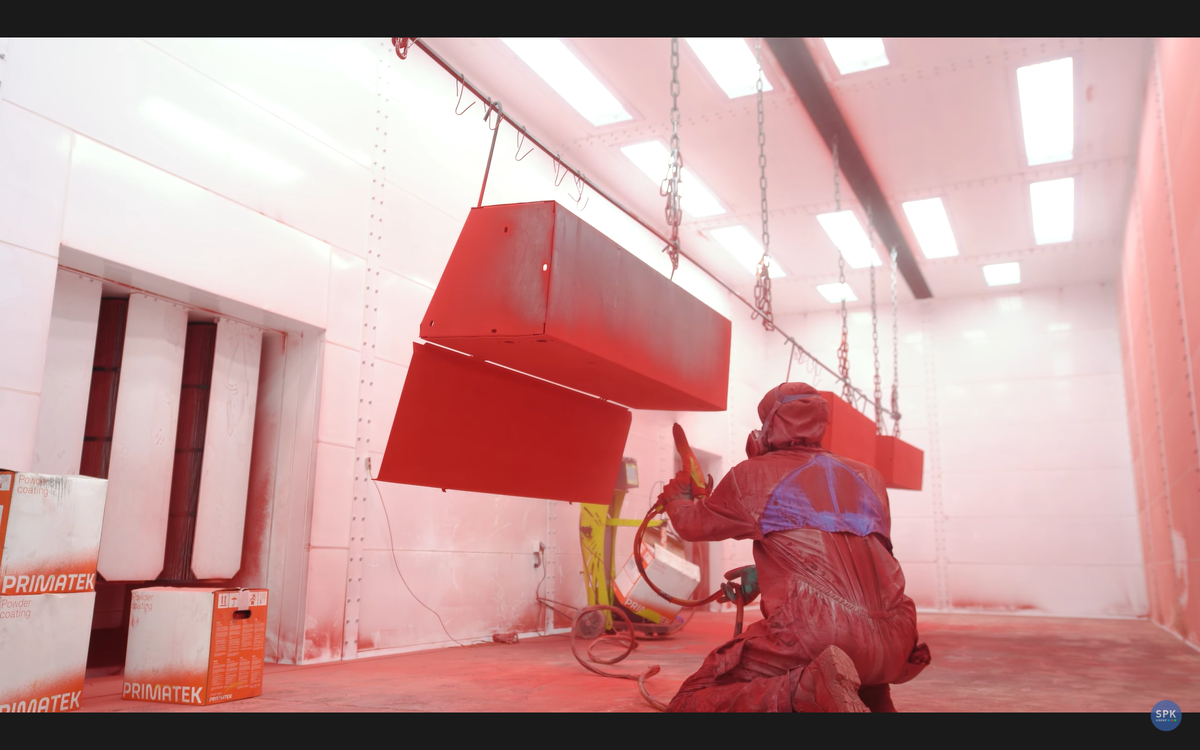 В камере окраски на изделие, после предварительной подготовки в дробеструйной камере, наносится порошковое покрытие