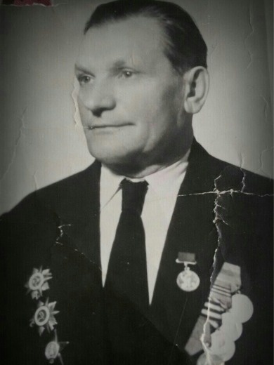 Арсентий Юрлов геройски воевал и ударно трудился после войны. На его лацкане та самая медаль ВДНХ СССР. Фото с сайта «Память народа»