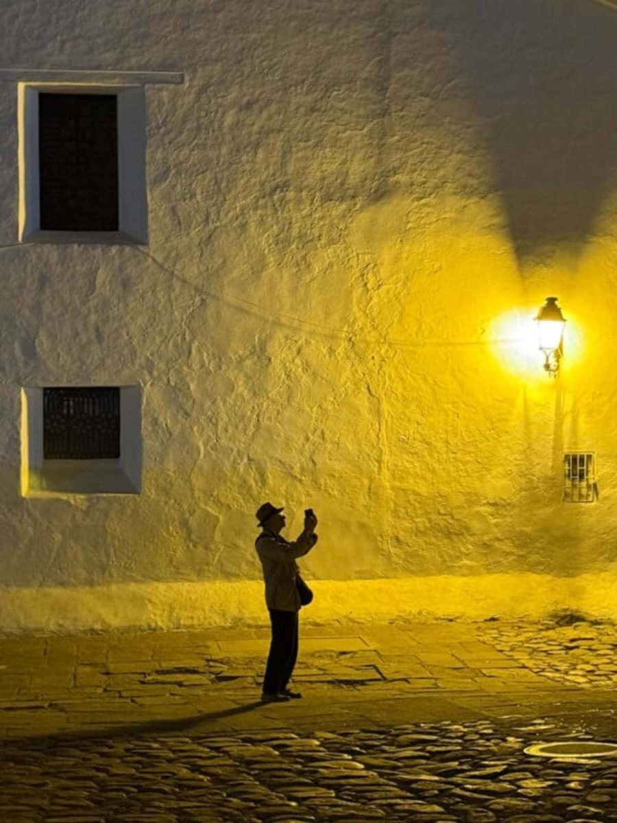    Абсолютный победитель конкурса: Лунной ночью в Вилья-де-Лейва, Колумбия, Джарод Пераза, США / © iPhone Photography Awards 2025