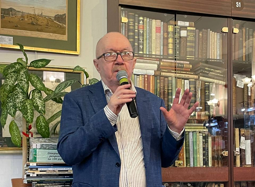 Писатель Денис Драгунский