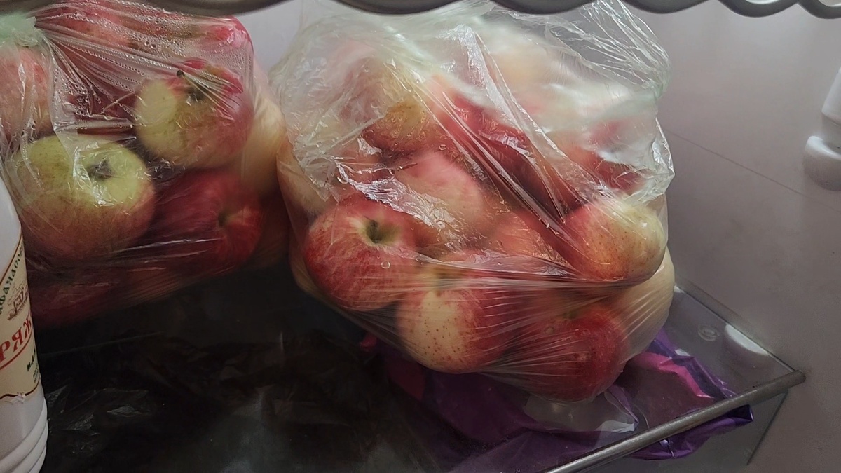 Избыток яблоков от соседей у нас в холодильнике 