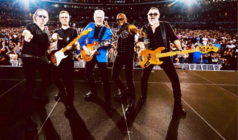 У Стива Миллера (в центре) полгода плохая погода || Дэвид Ву