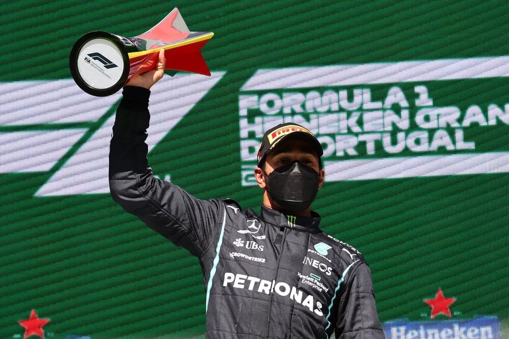 Льюис Хэмилтон, Mercedes, 1-е место, поднимает свой кубок