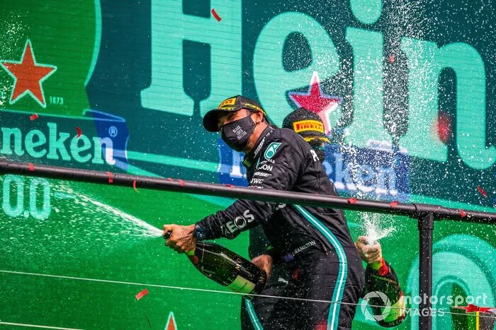 Льюис Хэмилтон, Mercedes-AMG F1, 1-е место, и Валттери Боттас, Mercedes-AMG F1, 2-е место, распыляют шампанское на подиуме