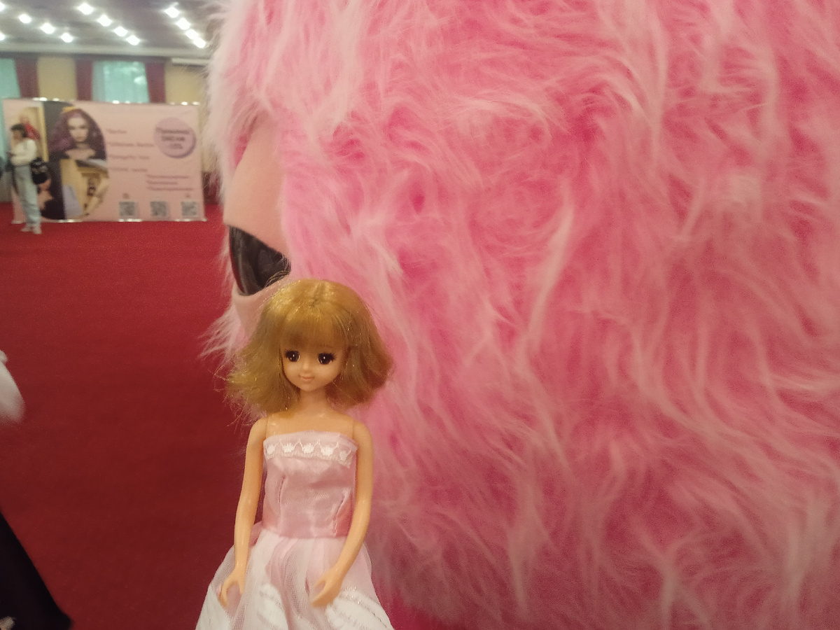 Дженни и розовый монстр. Фото автора.