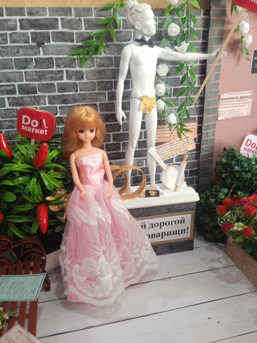 Дженни возле ЗАГСа. Фото автора.