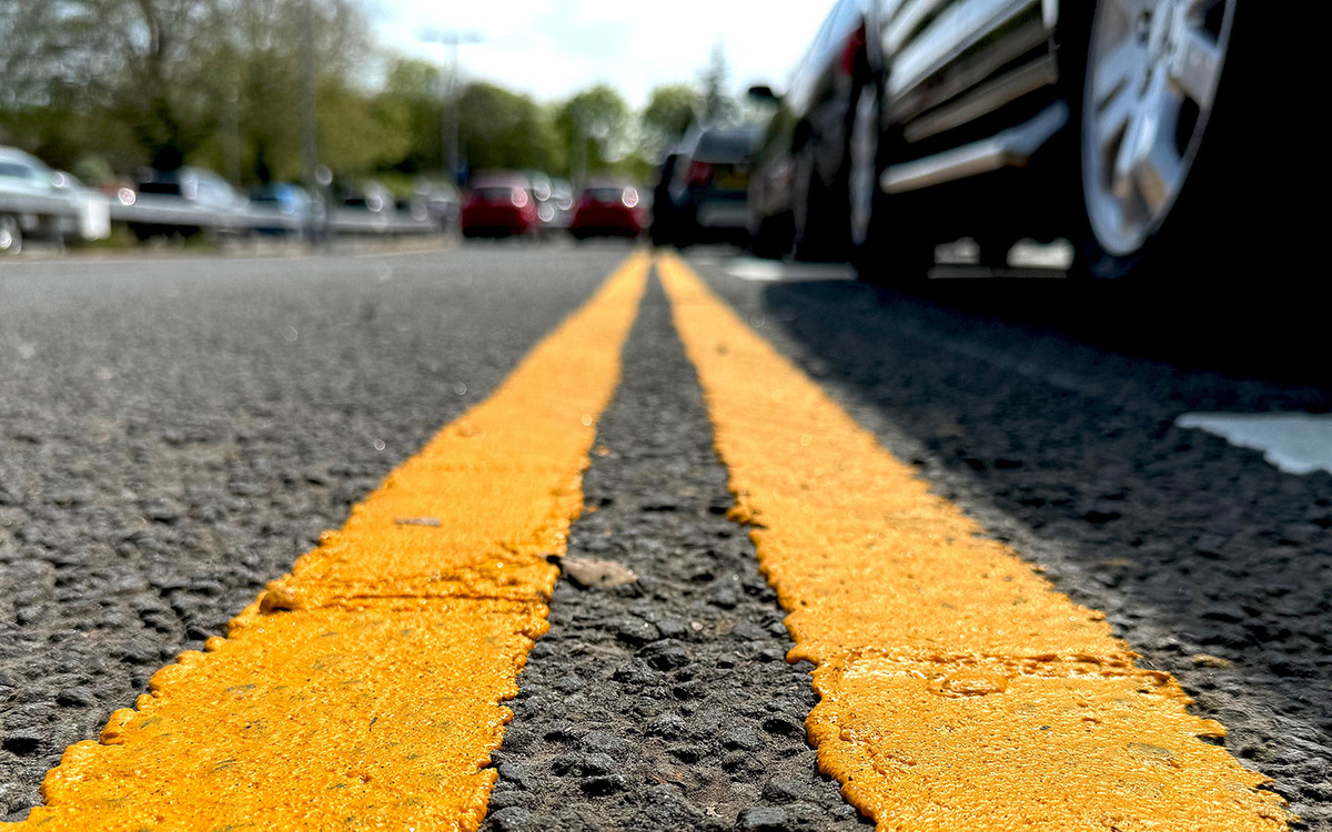 David Michael Bellis / Shutterstock / FOTODOM📷Сплошная двойная желтая линия разметки на проезжей части разделяет транспортные потоки противоположных направлений