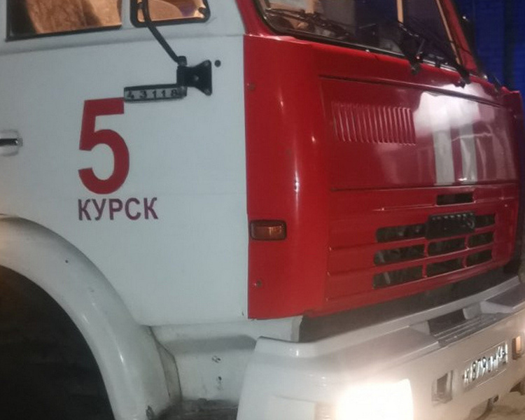     В Курске ночью горел жилой дом мансардного типа