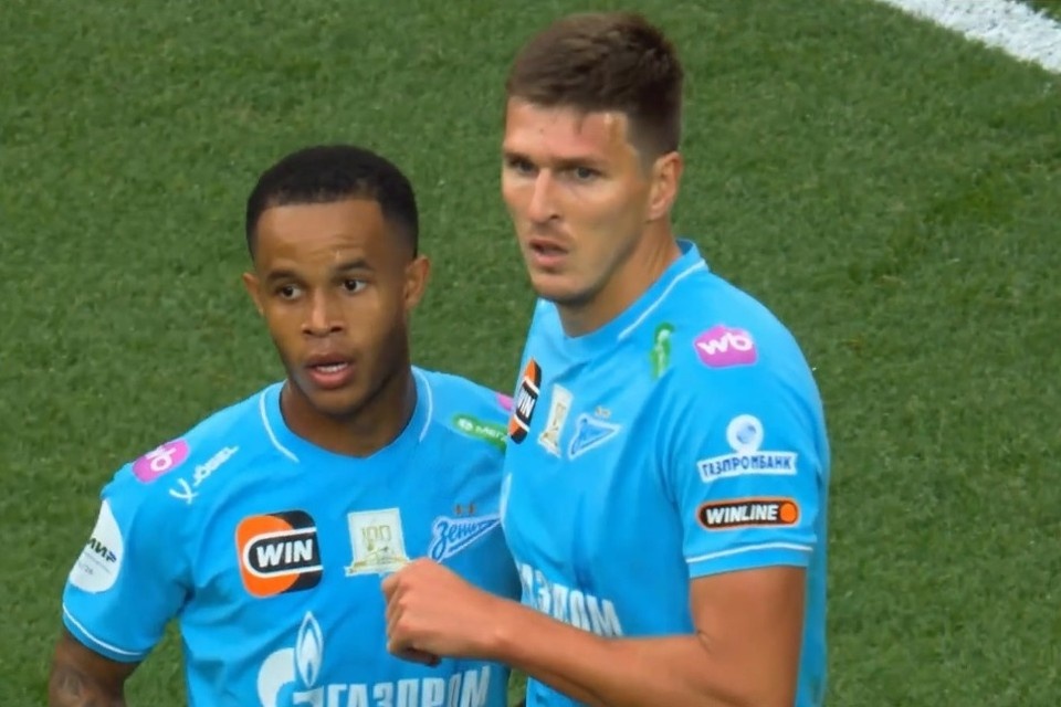    Соболев не праздновал гол, только обнялся с одноклубниками. Скриншот видео МАТЧ ТВ