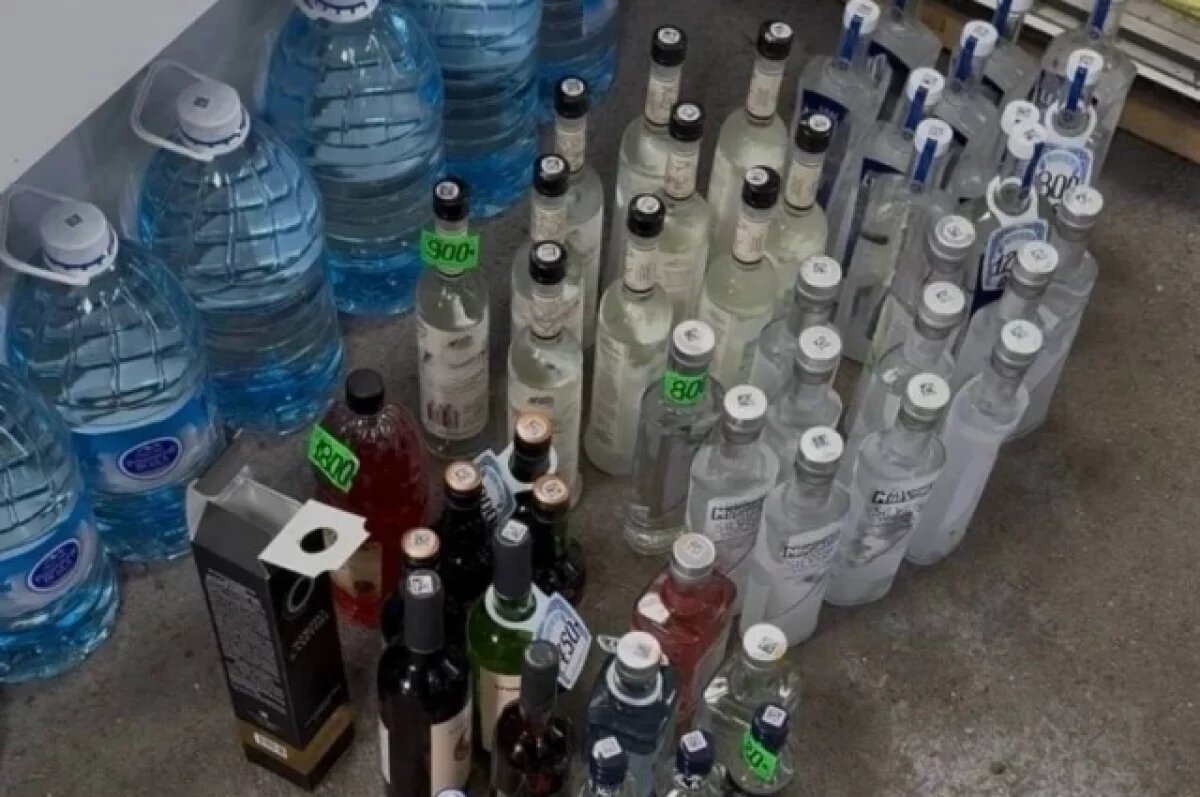    Алкоголь без маркировки и самогон изъяли в магазине на берегу Арахлея
