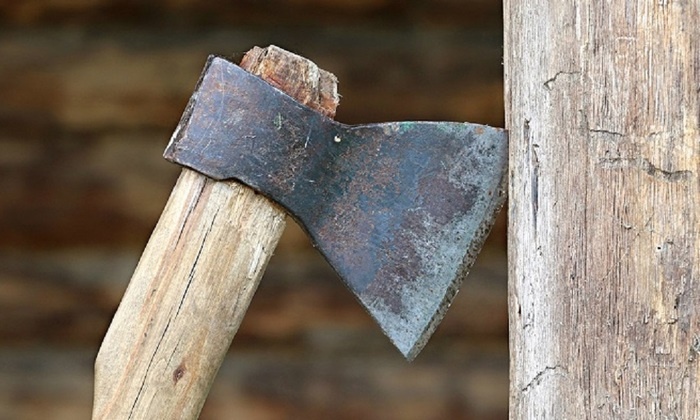    В Саратове мужчина выгнал гостя топором