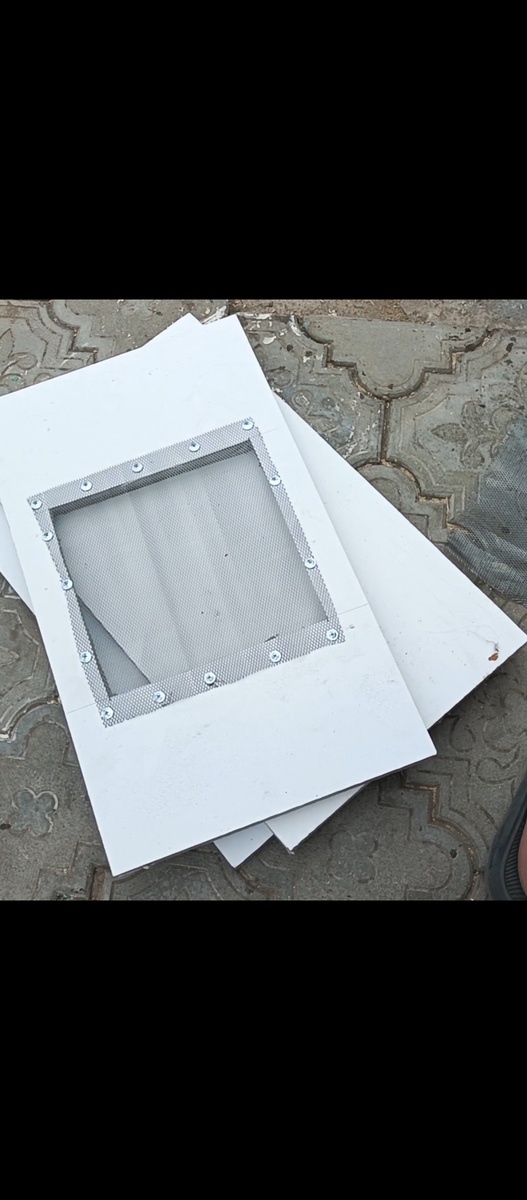 Можно использовать как обычное дно для улья , не нужно нечего выдумывать, вставил вкладыш и всё , также для объединения семей , отводков , для подсадки матки, для придания одного запаха пчёлам.