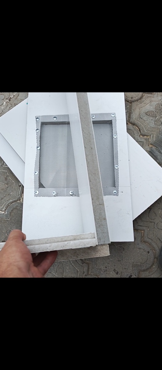 Легко вставляется , на любой корпус, магазин.