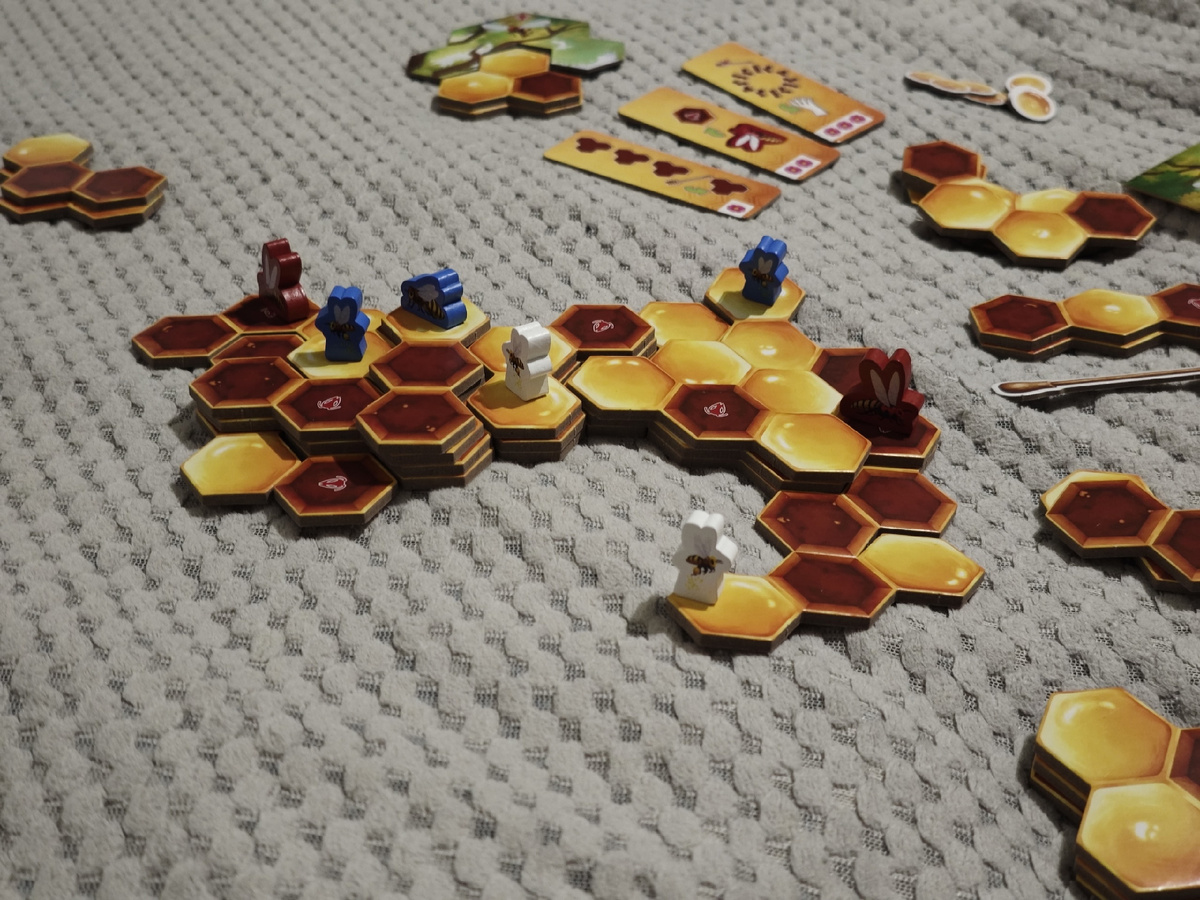 Настольная игра "Дикий улей" от компании Эврикус