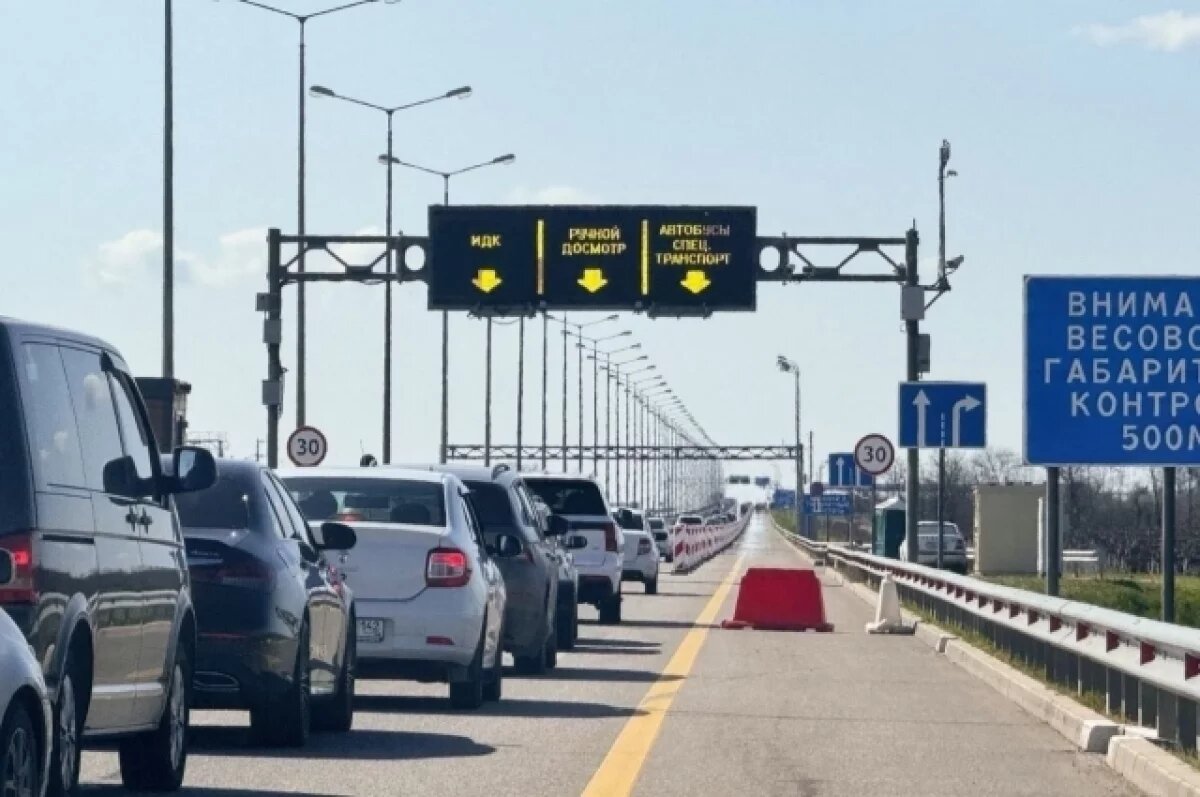    В очереди на Крымский мост утром 18 августа скопилось более 2600 машин