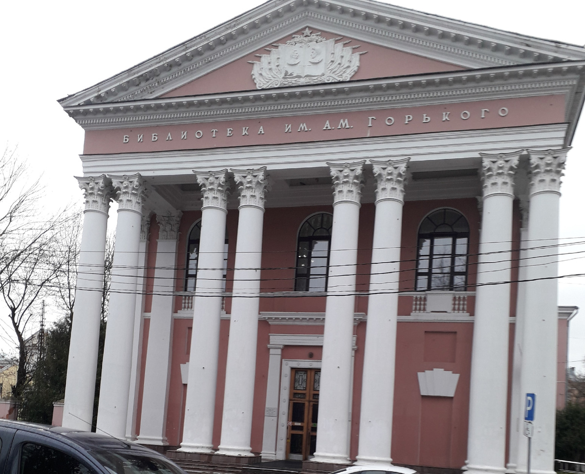 Здание построено на месте разрушенного во время Великой Отечественной войны храма Знамения Божией Матери (уцелевшие стены портика храма вошли в постройку; архитекторы Изотов И.П. и Мельчков Д.Н.)