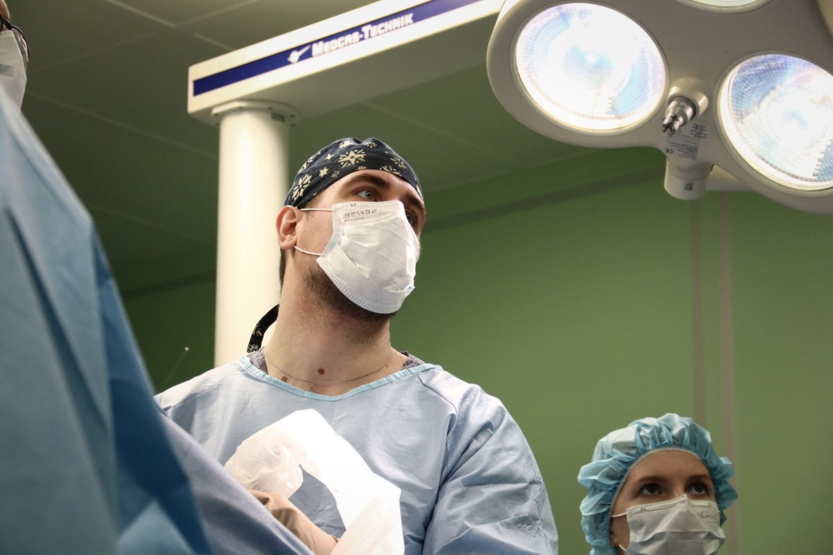 Врач-травматолог-ортопед Антон Гофер в процессе хирургического вмешательства