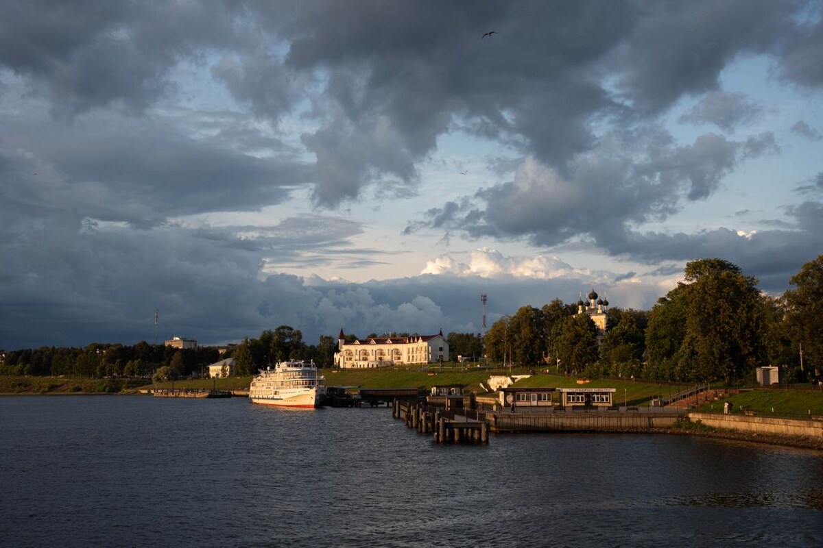 Вид на причал со стороны кремля. Золотой час.