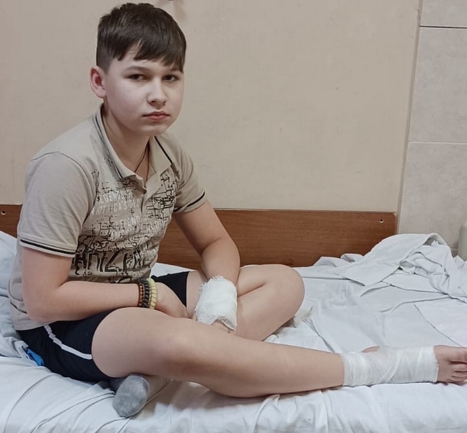 Впервые в больницу с остеомиелитом Матвей попал два года назад. Тогда он не мог передвигаться без костылей или инвалидного кресла. Фото: личный архив героев публикации