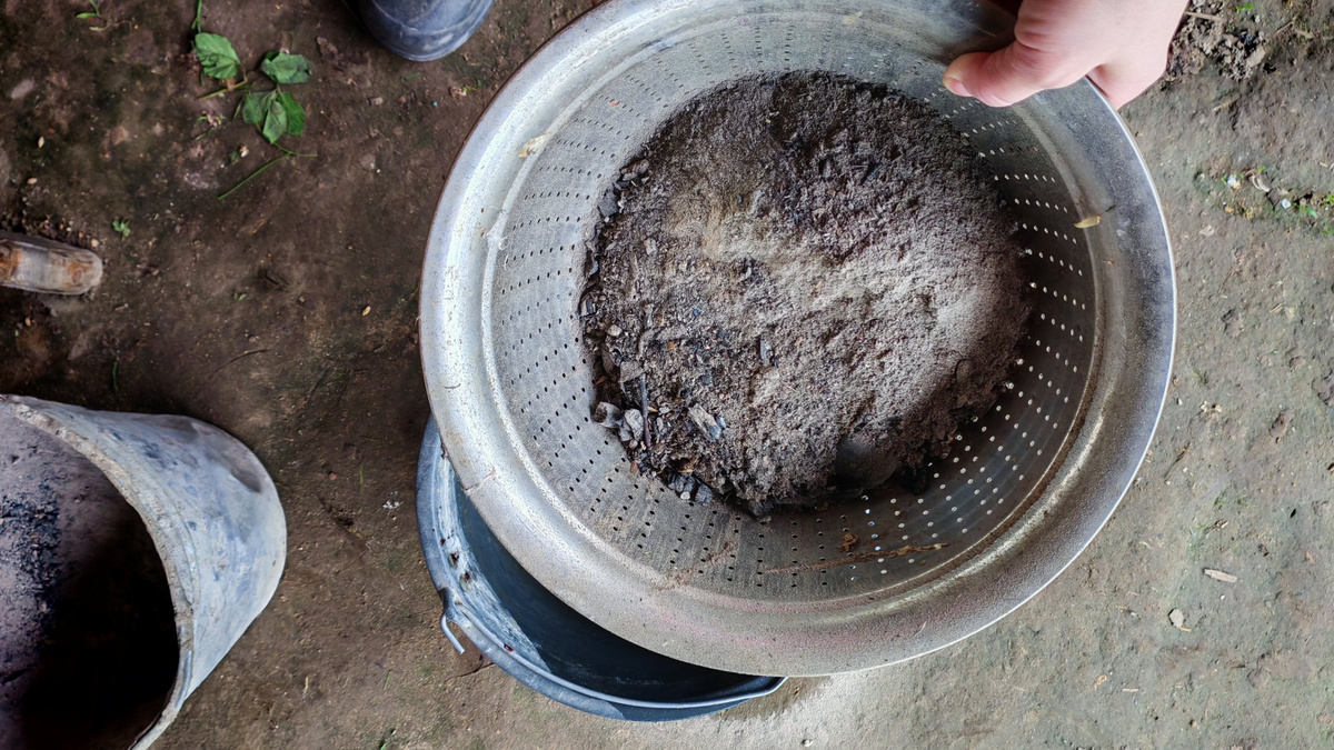 Правильная зола для подкормки должна быть чистой, без углей