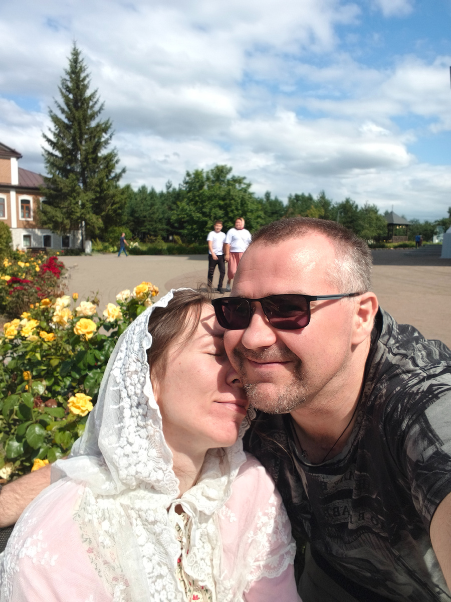 С мужем. Прячусь от солнца в его тени.