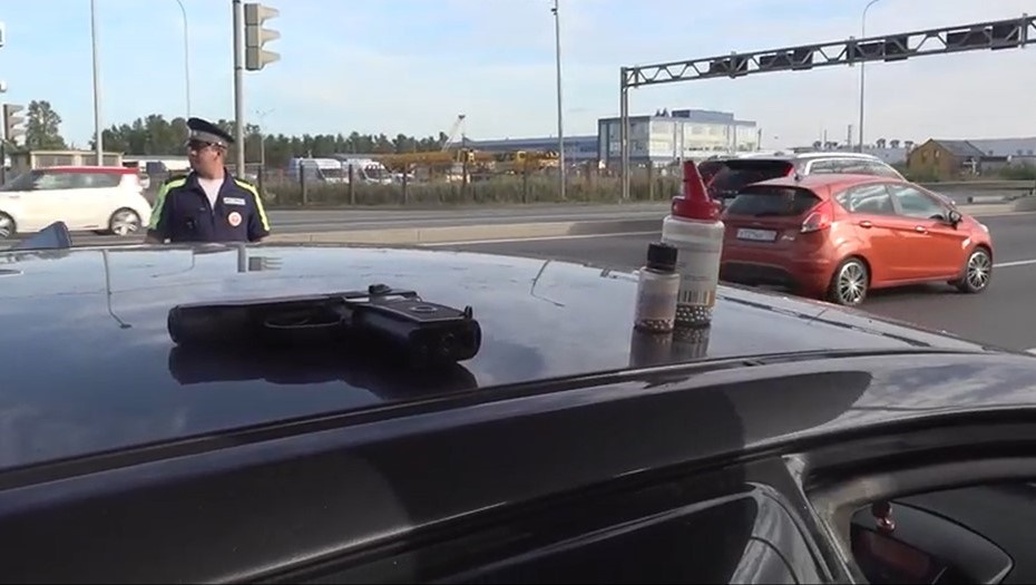    Рейд против мигрантов и нарушителей ПДД в Петербурге. Автор фото: ГУ МВД по Петербургу и Ленобласти.