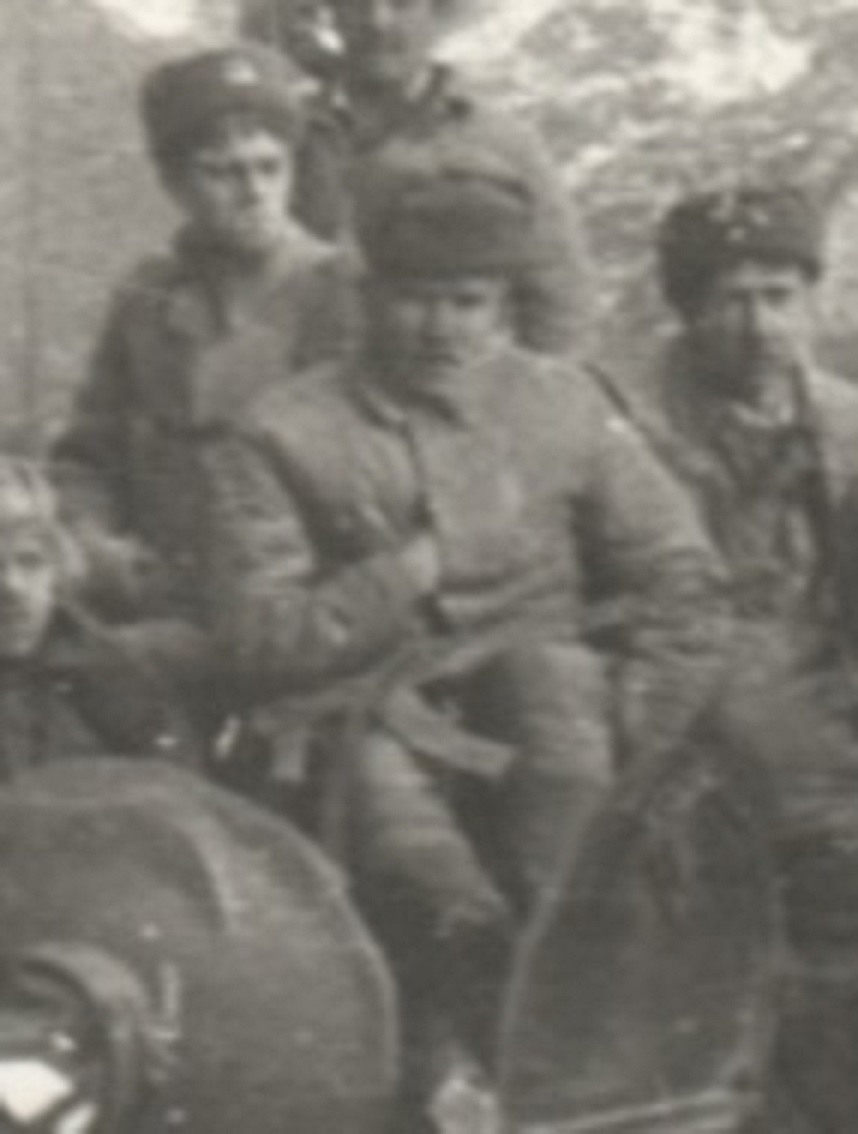 Руха, Панджшер, 1984 год. На переднем плане сержант Тимофеев, за его левым плечом сфотан снайпер Воличенко, за правым - я с бычком в зубах.