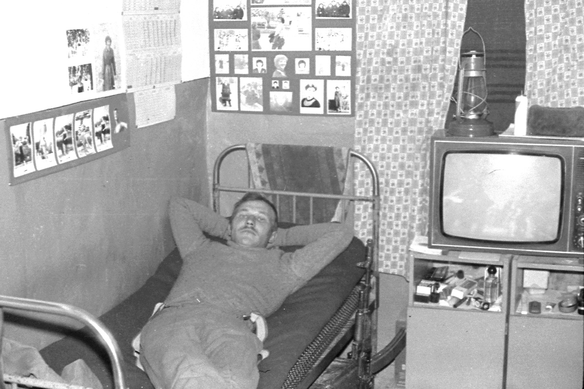 На фотографии запечатлен командир Седьмой роты ст. л-т Рязанов И.Г. на своем месте для отдыха лежа. Во время отпуска Рязанова, данную койку занимал Рогачев.