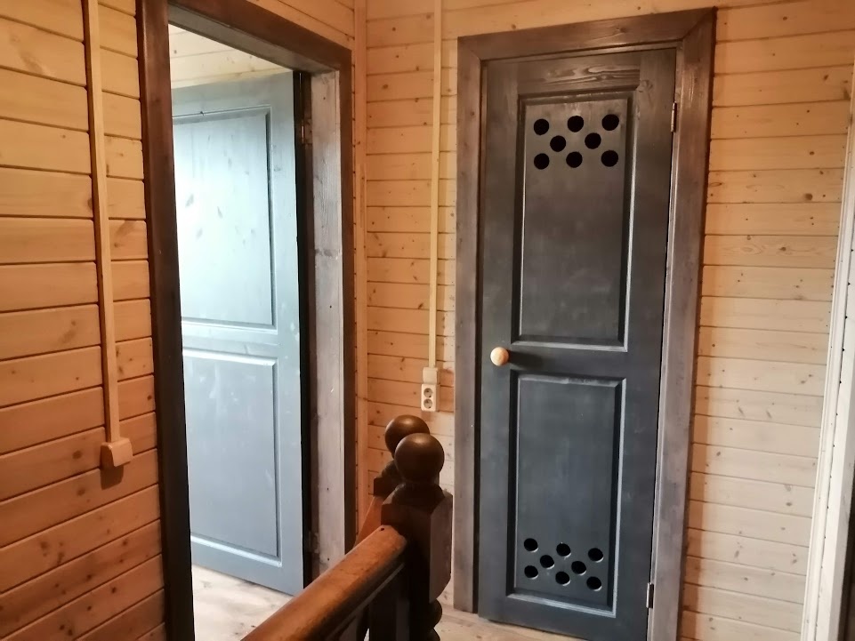 Кто молодцы? Мы - молодцы! При помощи отверстий решили вопрос теплого воздуха в гардеробных)