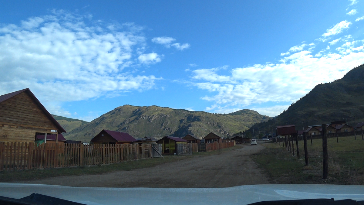 Множество турбаз и все занято туристами. Село Акташ.