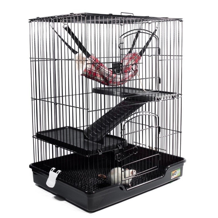 На фото – клетка для грызунов Triol C2– 2. Изделие выполнено из прочного металла и снабжено вместительным выдвижным поддоном, который значительно облегчает уборку за крысой. Две платформы, соединенные безопасным трапом, открывают простор для изучения территории и подвижных игр.