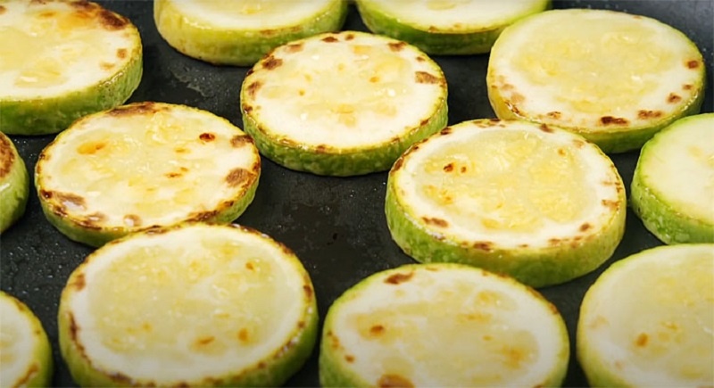 Маринованные кабачки и баклажаны с ароматом шашлыка: зимняя закуска, которой всегда мало