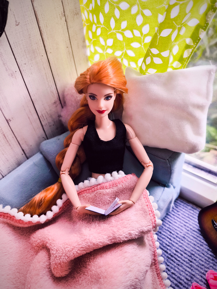 Валерия (читает книгу)