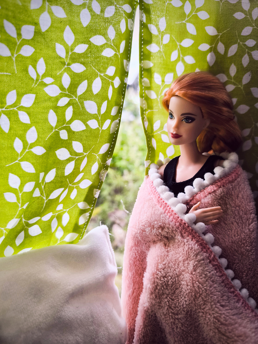 Задумчиво смотрит в окно 