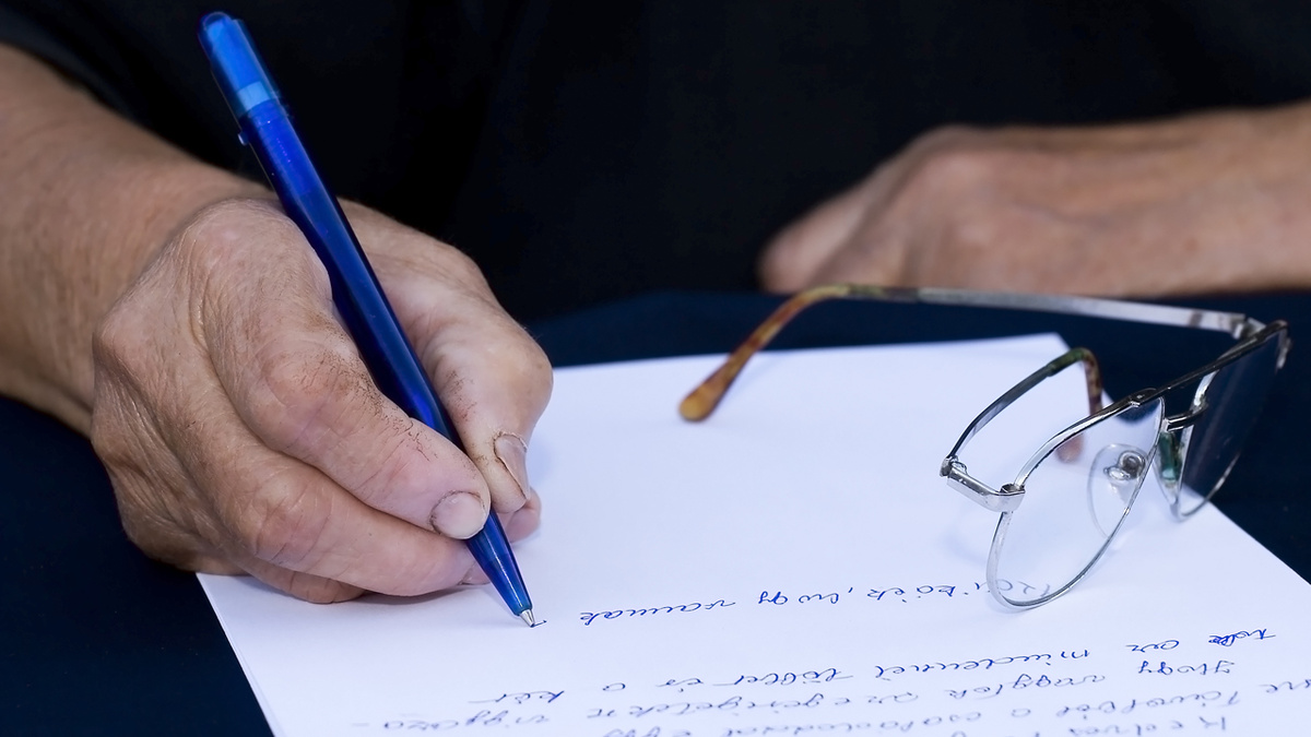 Надо подать заявление в Социальный фонд России