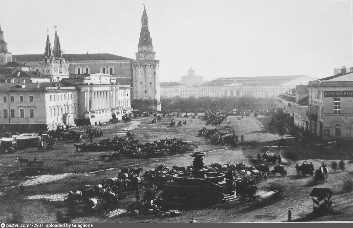 Фонтан в 1870-1875 годах. Вид от места, где сейчас стоит здание гостиницы "Метрополь". С сайта www.pastvu.com.