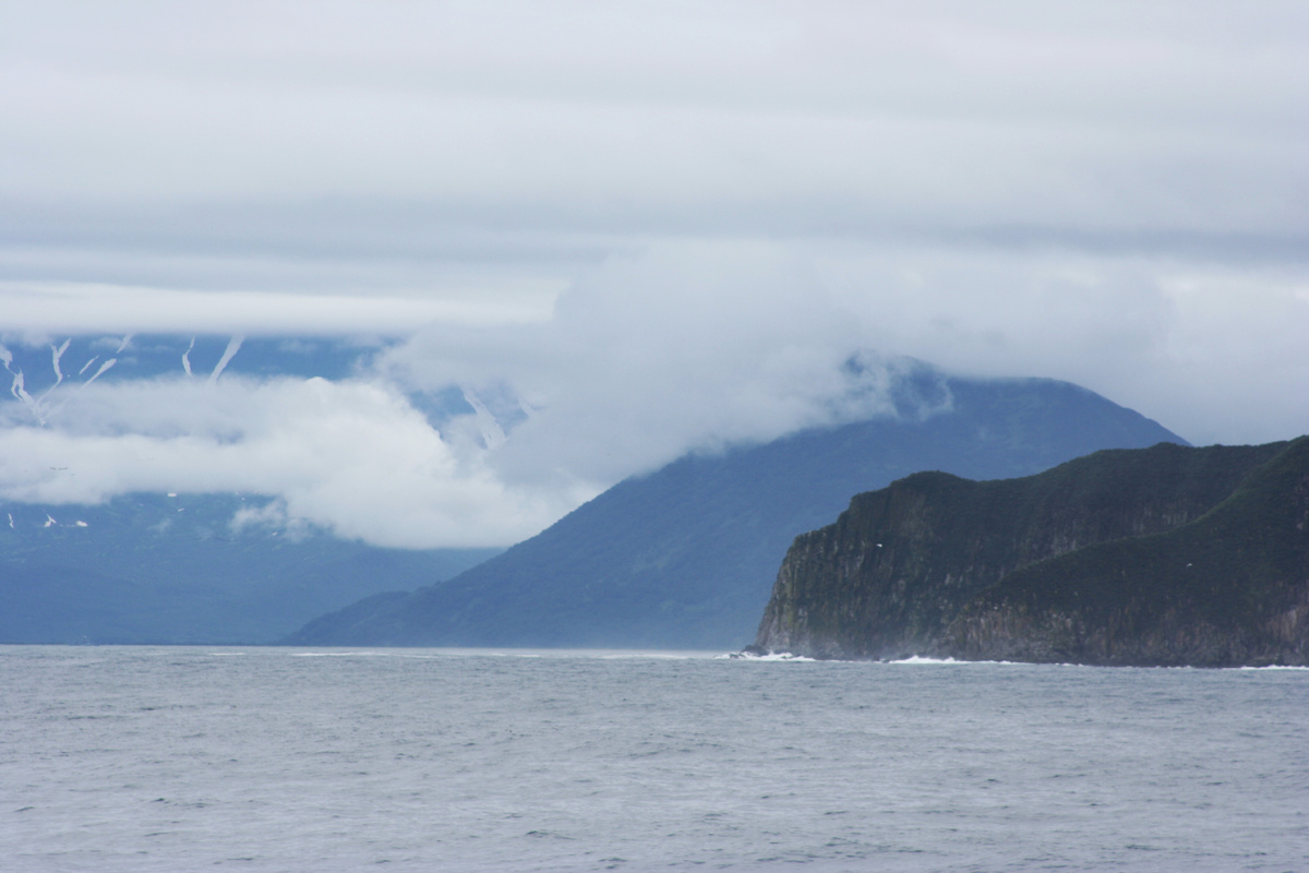Берега Камчатки в облаках. Фото автора