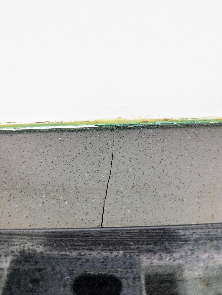 Трещина на каменной столешнице. Здесь и далее фото: дзен канал История одного ремонта и что было после.