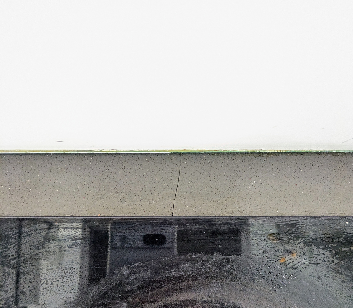 Трещина между стеной и плитой.