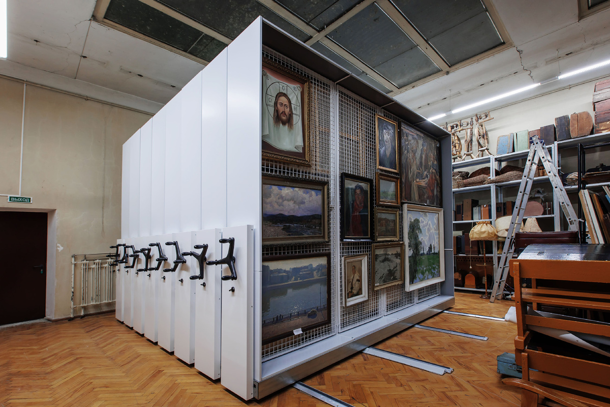 Мобильный стеллаж с сетками