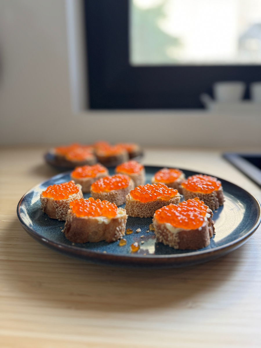 Как есть икру без багета?