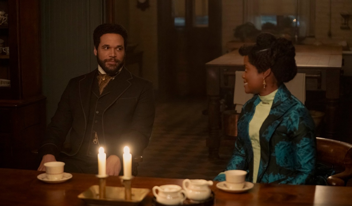 Джордан Доника с Дени Бентон в финале третьего сезона «Позолоченного века» HBO Max
