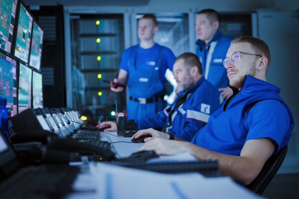    Специалист операторной Новопортовского месторождения, где работает самый большой в России и СНГ цифровой двойник нефтепромысла