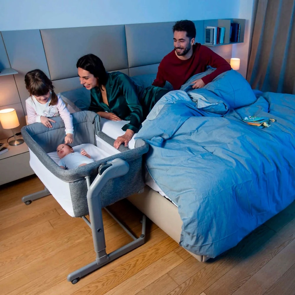 Приставная кроватка Next2Me Magic Evo с возможностью укачивания малыша от популярной итальянской компании Chicco позволяет маме и ребёнку быть в тесном контакте даже ночью. Наладить совместный сон и грудное вскармливание с Chicco Next2Me Magic Evo будет проще.