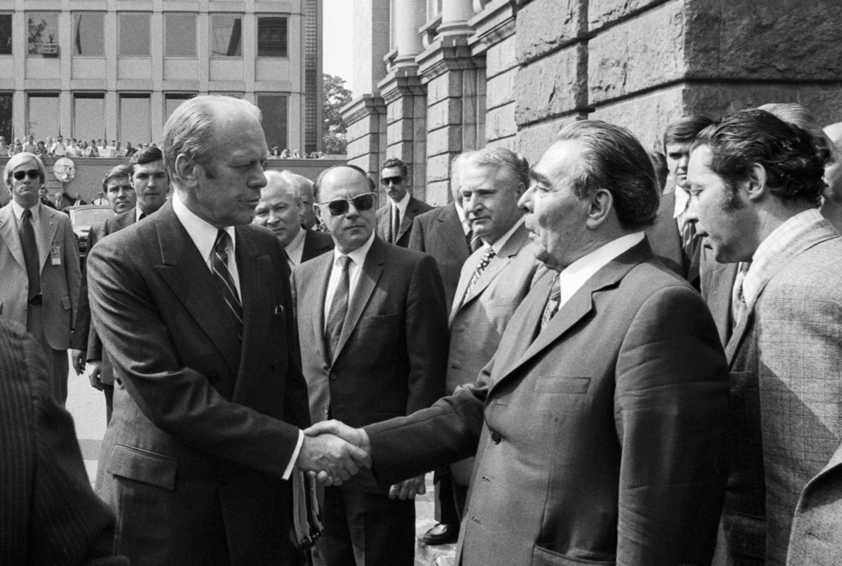    Президент США Джеральд Форд и Генсек ЦК КПСС Леонид Брежнев на подписании Хельсинкских соглашений