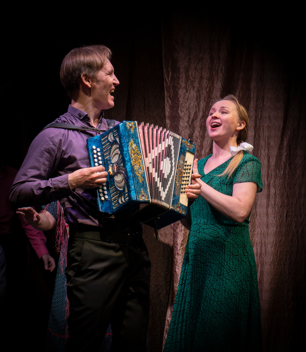 Сцена из спектакля "Спасибо деду за Победу" (Русский духовный театр "ГЛАС"). Фото. А. Беланова.