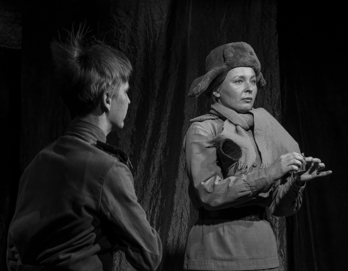 Сцена из спектакля "Спасибо деду за Победу" (Русский духовный театр "ГЛАС"). Фото. А. Беланова.