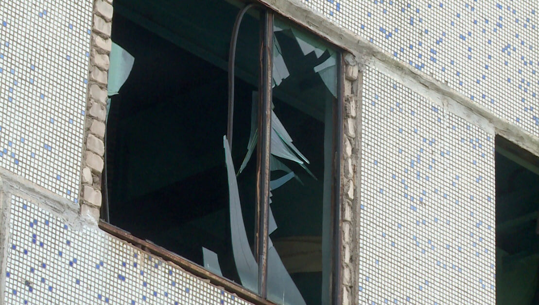    При падении дрон повредил окна в здании блока. Фото:tvzvezda.ru
